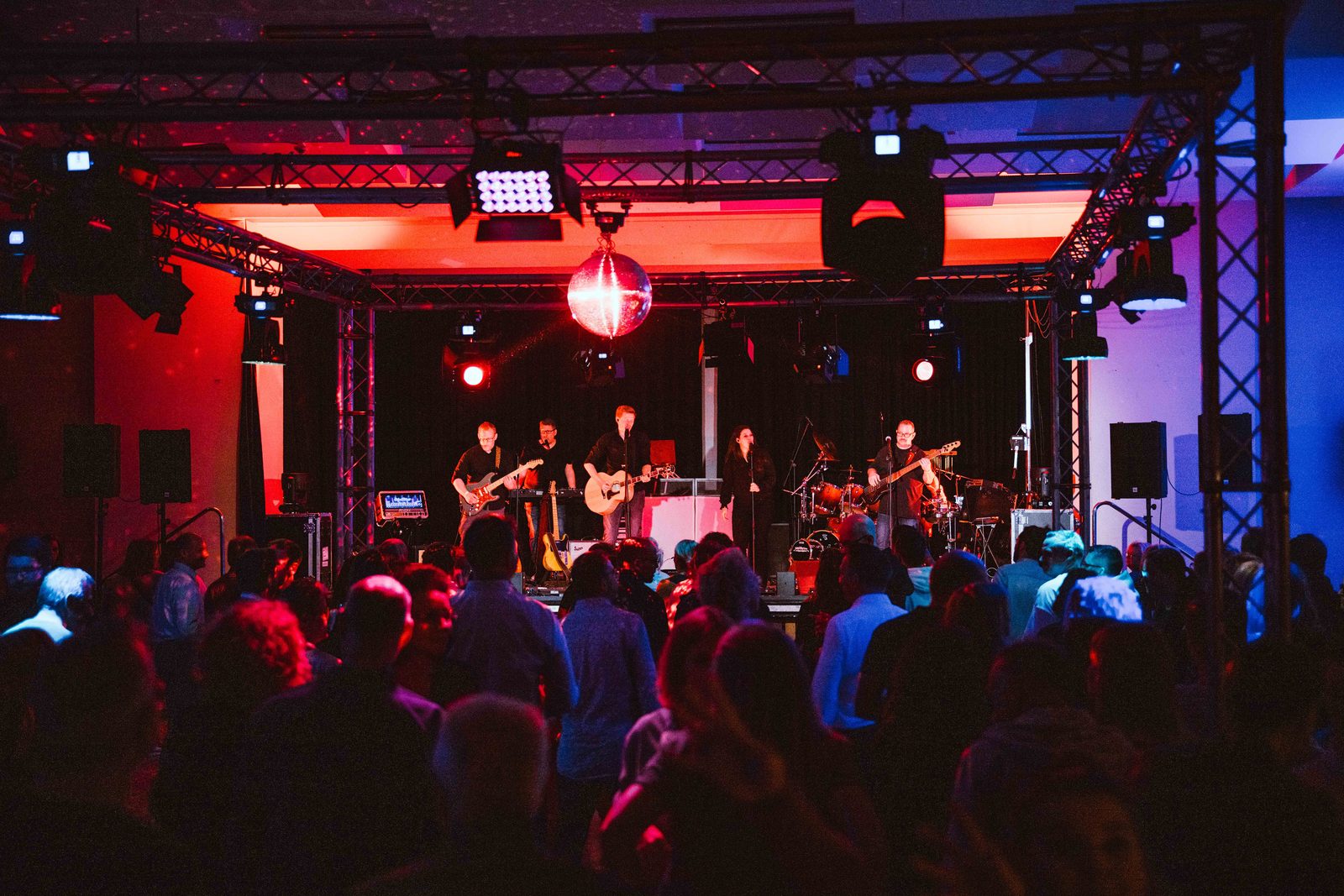 Liveband K.R.A.S.S auf der Bühne