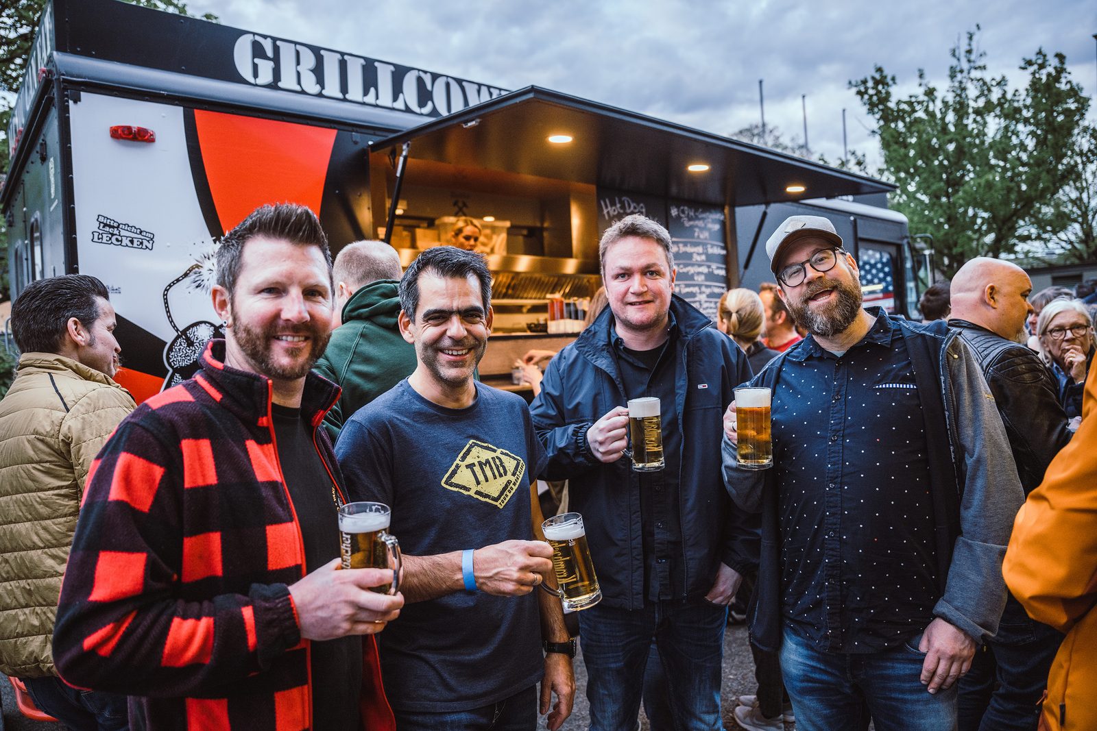 Gäste feiern gemeinsam mit Bier am Foodtruck